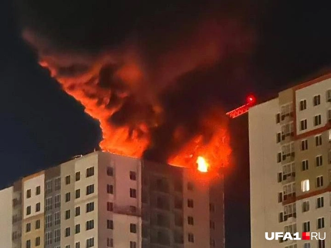 У строящегося здания загорелась кровля | Источник: читатель UFA1.RU