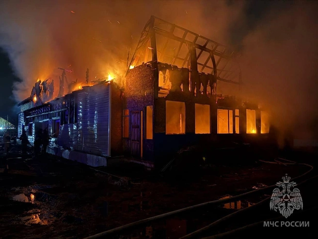 Сильный пожар уничтожил жилой дом в селе Тюменской области — видео | Источник: МЧС России