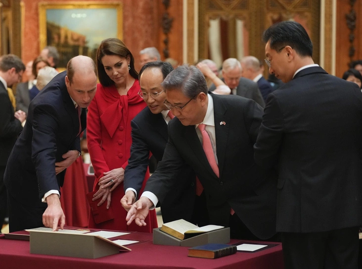 Кейт Миддлтон и Принц Уильям с заместителем премьер-министра и министром иностранных дел Южной Кореи на выставке в Букингемском дворце, 21 ноября 2023 год