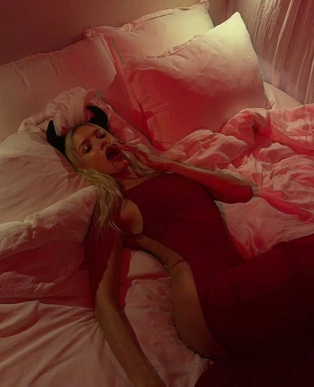 Видимо, модельные привычки никуда не делись