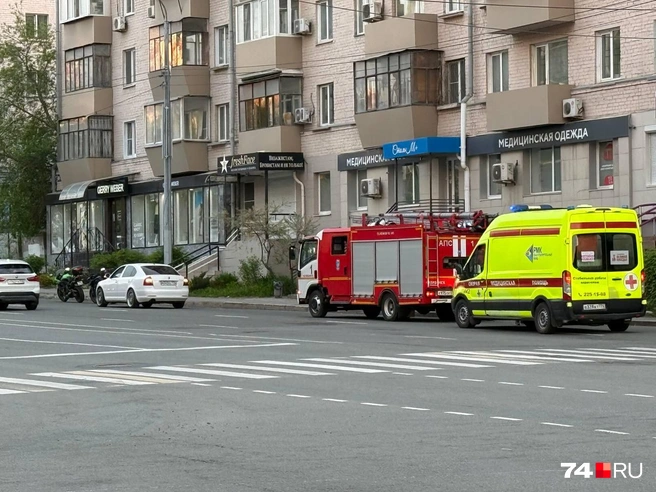 На место сразу приехали сотрудники реанимации и МЧС | Источник: читатель 74.RU