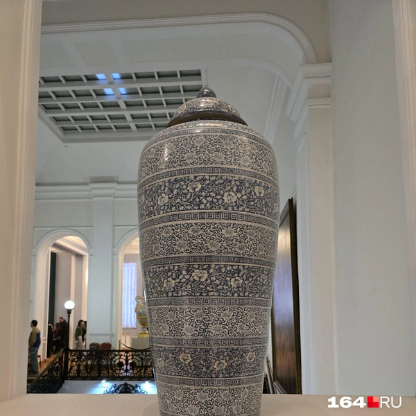 Японская ваза XIX века. Обе вазы находятся на выставках постоянно, но хорошо подходят по размеру под текущую экспозицию | Источник: Семен Коротов-Майбах / 164.RU