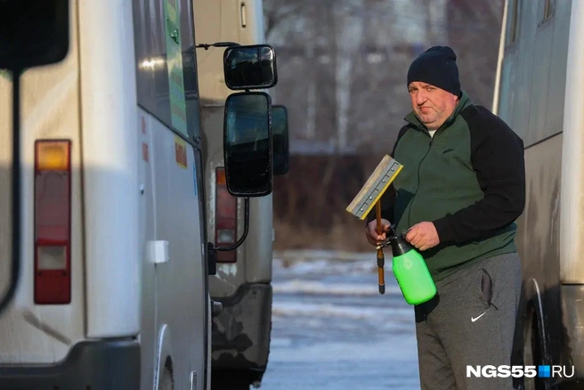 Радости от работы у «газелистов» мало | Источник: Евгений Софийчук / NGS55.RU 