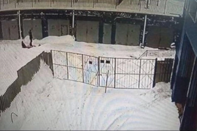 Подростки разбили машину во дворе на Выборной