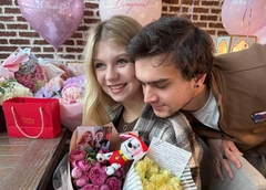 Александру Трусову с сыном выписали из роддома