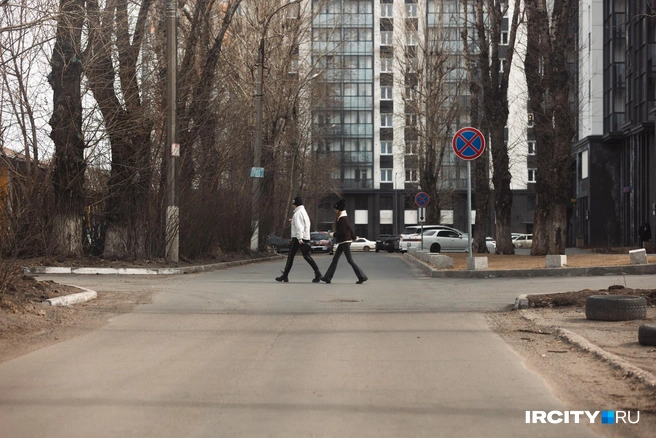 Девушки переходят Пулковский переулок в неположенном месте, потому что «положенных» для этого мест на всём протяжении переулка нет | Источник: Даниил Конин / «ИрСити»