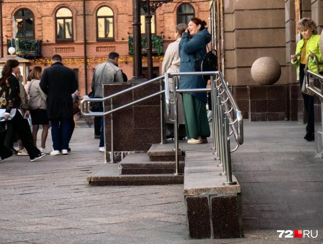 Может, эта девушка делится радостными впечатлениями и предвкушает концерт? | Источник: Павел Красоткин / 72.RU