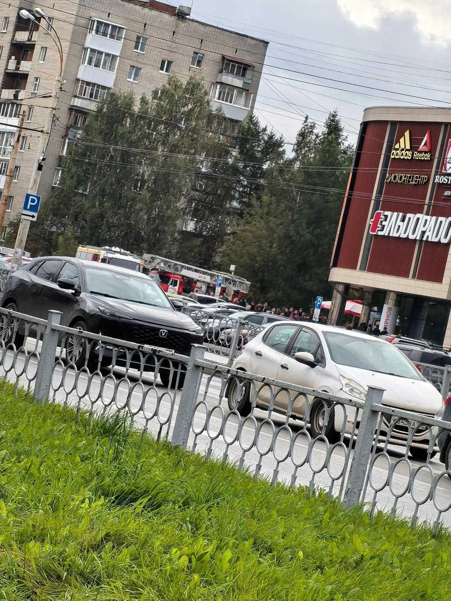 Сирены слышны во всем районе. К большому торговому центру на Уралмаше съехались пожарные машины. Чт…