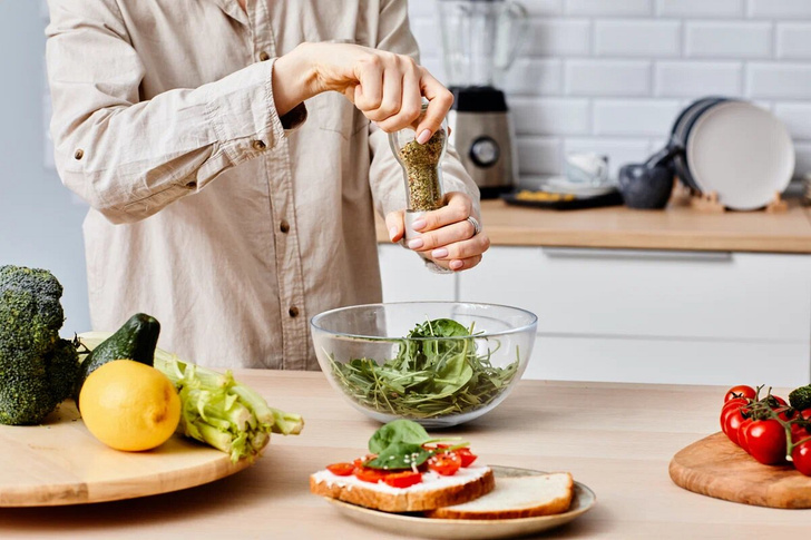 Тайны шеф-поваров: 6 лучших заправок для салата, которые способны преобразить любое блюдо