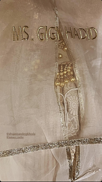 Болливудская сказка: Джиджи Хадид поразила красотой в роскошном сари, которое шили целый год 🥻