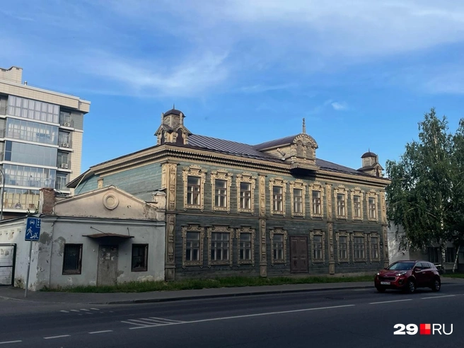В городе встречаются деревянные дома с резными ставнями | Источник: Антон Данилов / 29.RU 