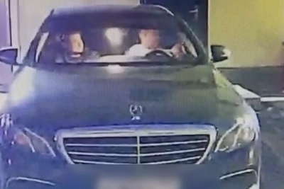 Пьяный водитель Mercedes стрелял по банкам в центре Петербурга