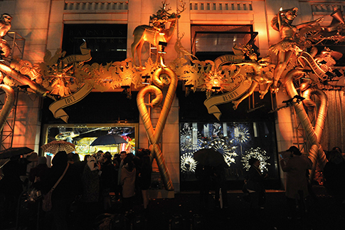 Церемония открытия витрин от База Лурмана | Источник: Getty Images