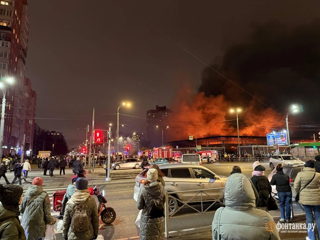 В завалах пожара Правобережного рынка обнаружили тело погибшего. Возбуждено уголовное дело  | www.fontanka.ru