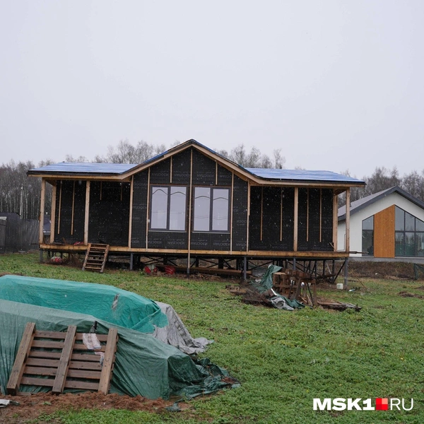 Некоторые дома в «Сове» построены в одном стиле, но большинство все же разные | Источник: Артем Рамазани-Зубов / MSK1.RU