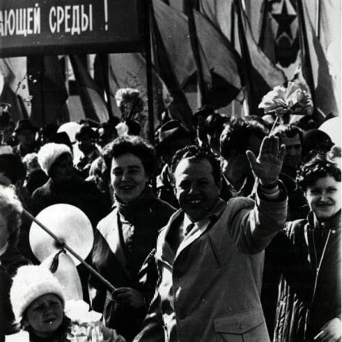 Туляк машет в камеру фотографа на первомайской демонстрации. 1 мая 1988 года | Источник: Сусков Евгений / Государственный архив Тульской области