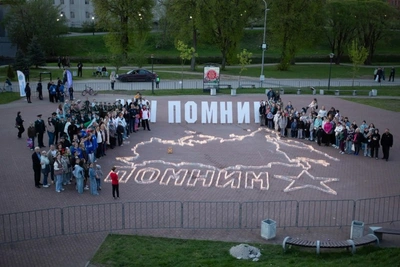 Молодежь Псковской области почтила память предков свечами