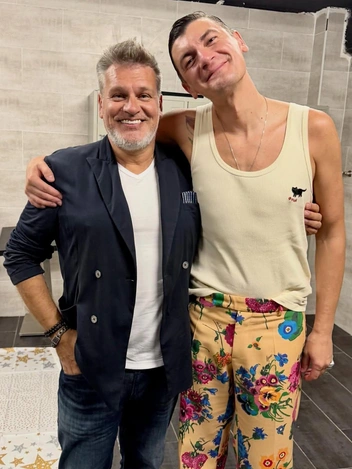 Вместе с Гудковым Иван сейчас колесит по миру