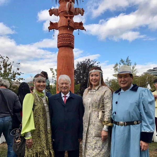 Варвара Филиппова, первый президент Якутии Михаил Николаев, главврач Поликлиники № 1 Якутска Алевтина Эверстова и Семен Филиппов | Источник: Мария Давыдова / jour-ykt.ru