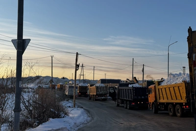 Грузовики выстроились в очередь к снежному полигону Якутска