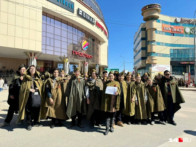 Учащиеся 7 «Д» НПСОШ № 2 готовятся к шествию школьников по проспекту Ленина | Источник: НПСОШ № 2 / WhatsApp