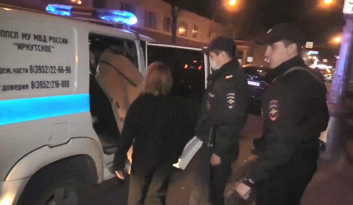 Кого задержал бекешев вместо пташица. Полиция задержала подростка. Полицейские в ночном клубе. Полиция арестовала девочек. Полиция арестовывает подростков.