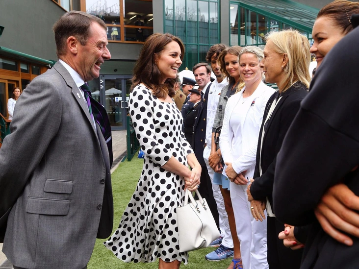 Герцогиня Кембриджская с сэром Филипом Бруком беседует с Мартиной Навратиловой в первый день Уимблдонского чемпионата во Всеанглийском клубе лаун-тенниса и крокета, 3 июля 2017