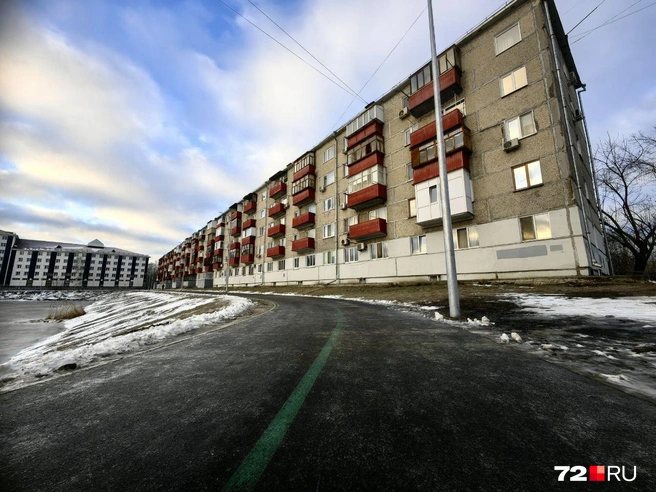 Дома на районе сделаны из крупных панелей. Есть и местная достопримечательность — небольшой карьер | Источник: Павел Красоткин / 72.RU
