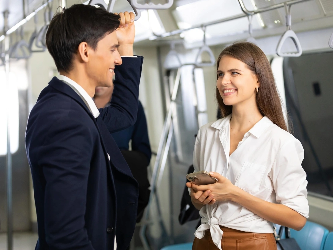 Никаких поцелуев на публике и шума: 10 вещей, которые запрещены на Западе, но разрешены в России | marieclaire.ru