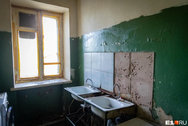 Окна сквозят, плитка отваливается, стены трескаются | Источник: Владислав Лоншаков / E1.RU