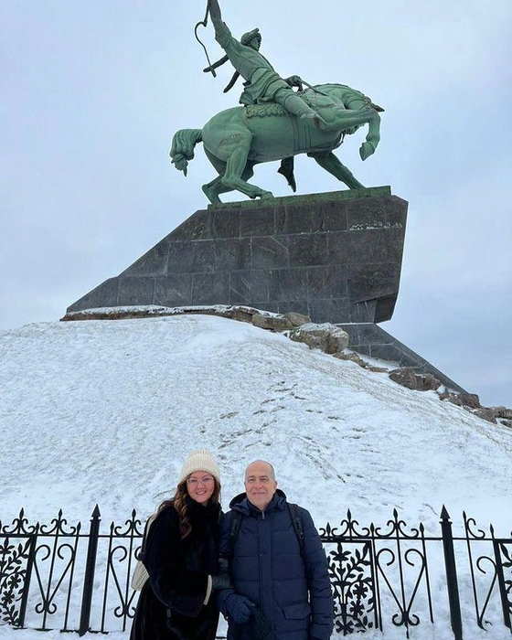 Сфотографировался Манн и на фоне символа Уфы — памятника Салавату Юлаеву | Источник: Елена Астахова