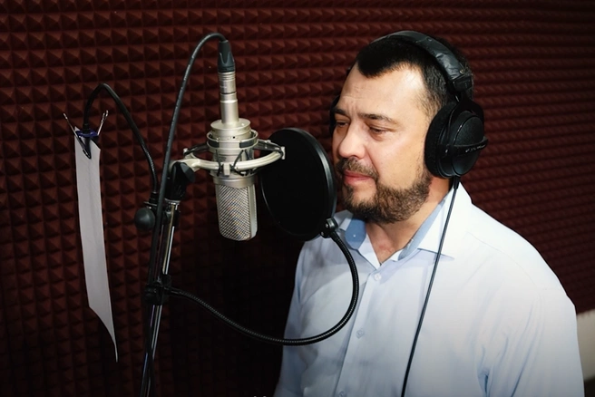 Мэр Березников Алексей Казаченко исполнил песню группы «Любэ» | Источник: «Своё ТВ» / Vk.com