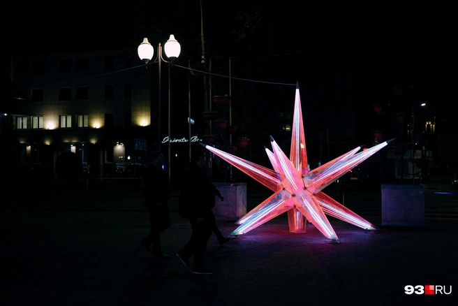 Несколько неоновых звезд установили недалеко от мэрии | Источник: Дарья Паращенко / 93.RU