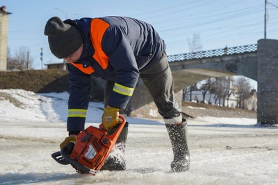 В Вологде начались ледорезные работы на реке