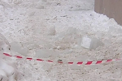 Снег с крыши сломал восемь ребер пенсионерке в Кунгуре