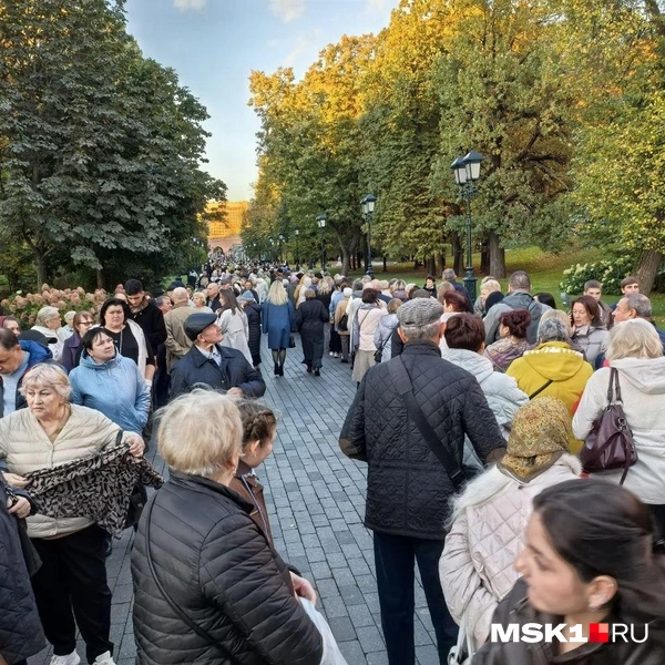 Длинная очередь выстроилась у Кремля | Источник: Михаил Контуев / MSK1.RU