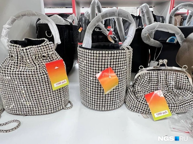 Тут точно можно найти блестящую сумку на корпоратив или праздничный вечер за копейки | Источник: Настасья Медведева / NGS.RU