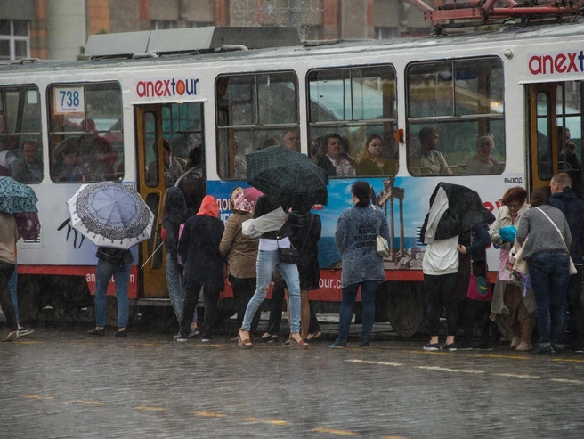 В непогоду пассажиры часто забывают о вежливости, стараясь быстрее укрыться в салоне. | Источник: Артем Устюжанин / E1.RU