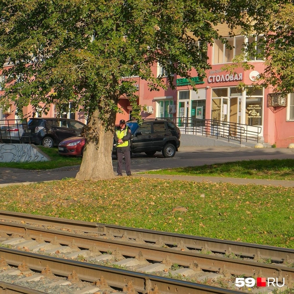 Полицейские дежурят не только на остановках, но и у парковок | Источник: Тимофей Калмаков / 59.RU