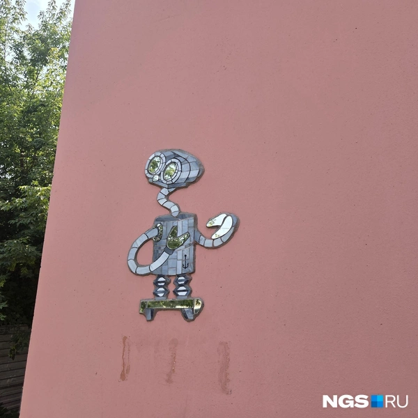 У робота Робби недавно украли вывеску | Источник: Елизавета Шаталова / NGS.RU