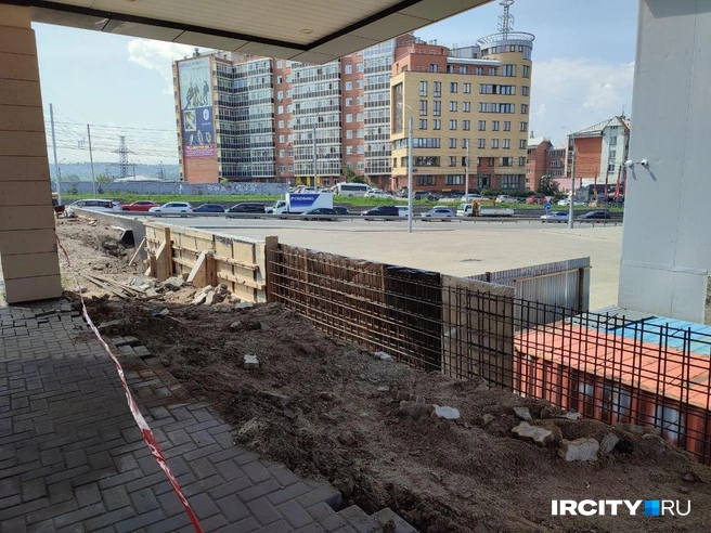 А это БРК своими силами строить подпорную стенку, чтобы укрепить расползающийся грунт | Источник: Ксения Власова / «ИрСити»