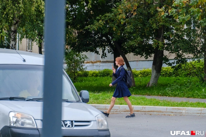 А кто-то радостно общается по телефону | Источник: Булат Салихов / UFA1.RU