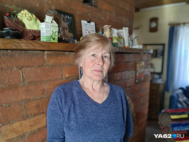 Ольга Николаевна любит свой поселок и дом, но не понимает, почему им до сих пор не проведут газ | Источник: Кристина Мельникова / YA62.RU