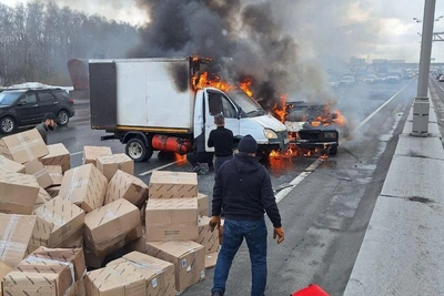 На МКАД столкнулись фургон и легковушка, обе загорелись
