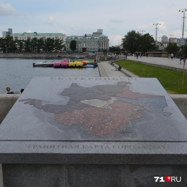 Также на набережной можно посмотреть на гранитную карту города | Источник: Максим Улитов / 71.RU