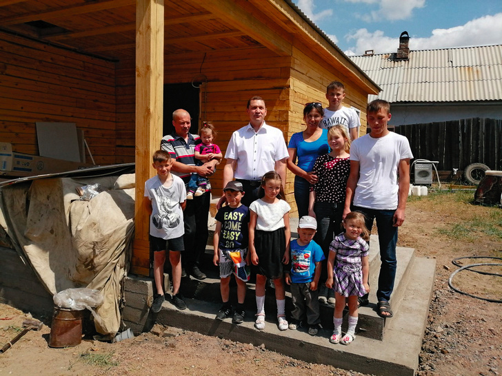Супруги Поздняковы с детьми и мэром Игорем Шутенковым (в центре) на крыльце нового дома