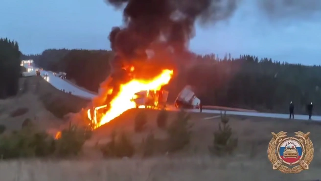 Три фуры столкнулись в Нижнеудинском районе: пожар и перекрытая трасса | Источник: ГОСАВТОИНСПЕКЦИЯ38 / Telegram