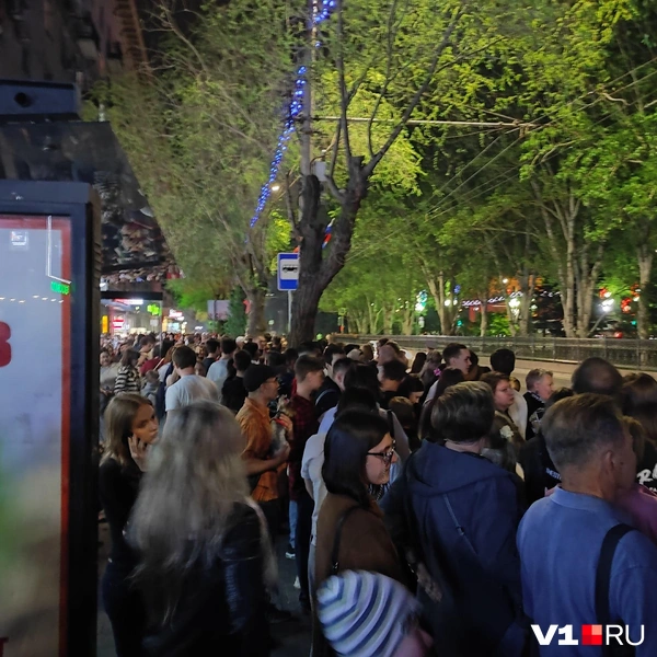 А на остановки люди всё прибывали и прибывали | Источник: Денис Паустовский / V1.RU