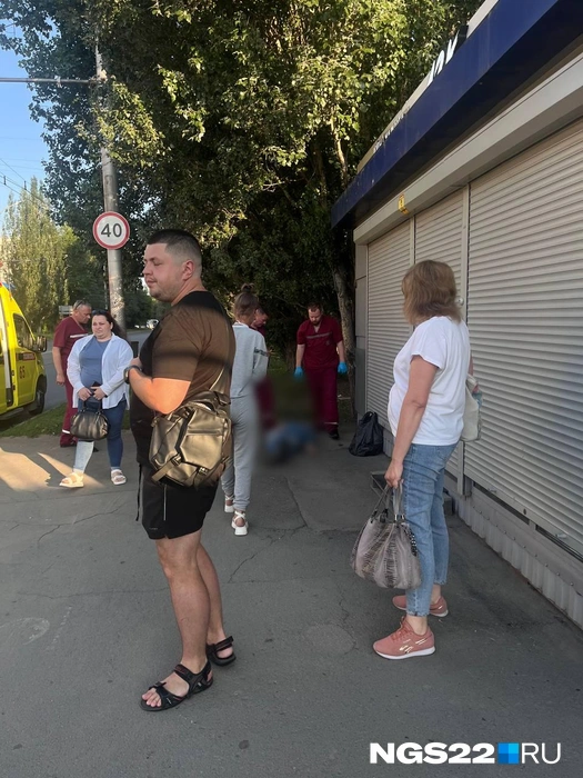 Прохожие настояли, чтобы медики забрали с собой пакет погибшего | Источник: Полина Шевчукова / NGS22.RU