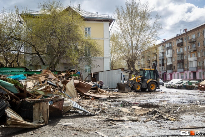 Расчистить площадку под рынком обещают к вечеру 30 апреля | Источник: Владислав Лоншаков / E1.RU